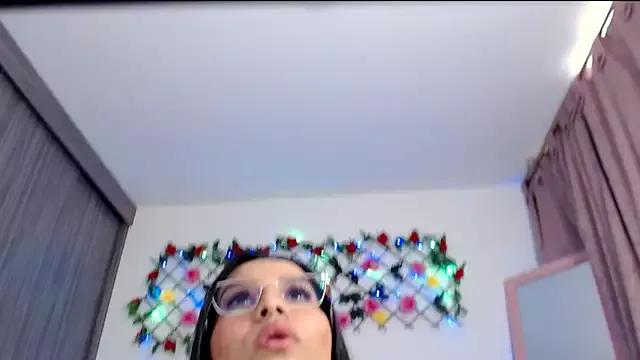 Annaross2 on StripChat 