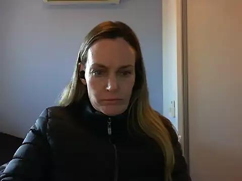 Annylove1 on StripChat 