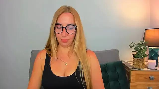 AriaDesire on StripChat 