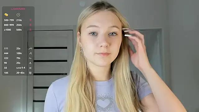 ArianeAumich on StripChat 