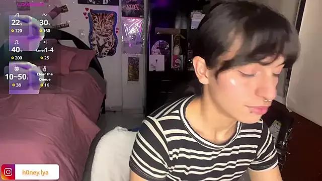 B0nnie_H0ney on StripChat 