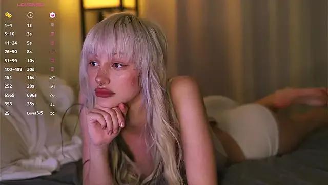 BabeHolly on StripChat