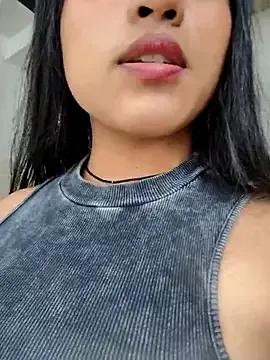 bella_warzon on StripChat 