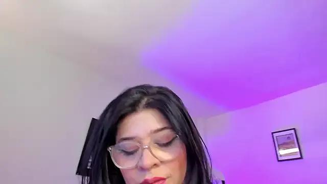 BellaFlaming on StripChat 