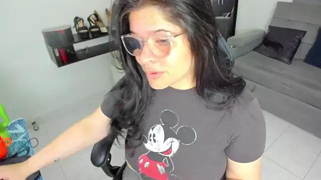 BellaFlaming on StripChat 