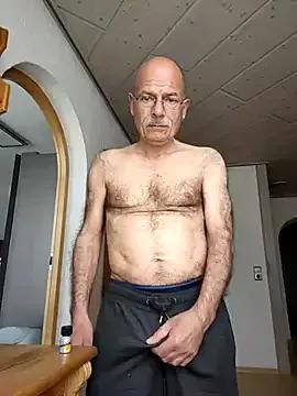 bottomhairy on StripChat 