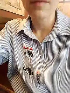 Brilliant-Queen1 — Flash nipple in bar