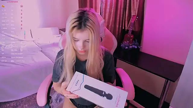 Cuddly_Kitten on StripChat 