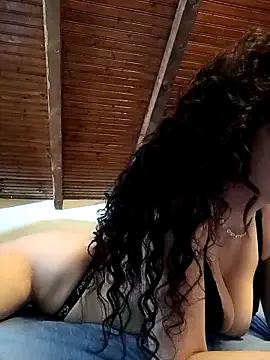 CurlyElisa — Double squirt fuck in parcheggio scopo