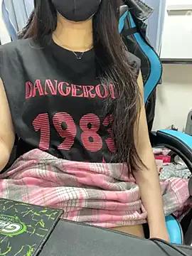 Dolly282 on StripChat 