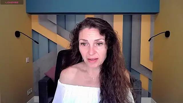 EllaLong on StripChat 