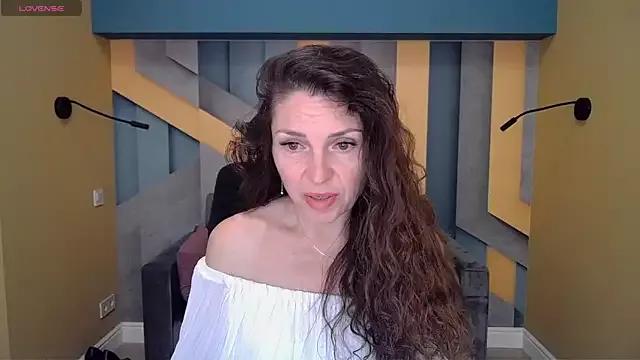 EllaLong on StripChat 