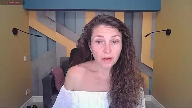 EllaLong on StripChat 