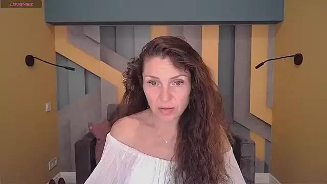 EllaLong on StripChat 