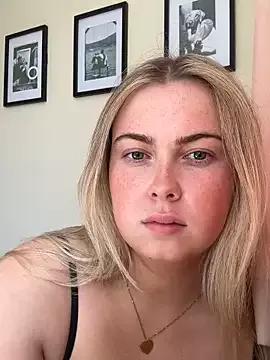 EllaSmithxox on StripChat 