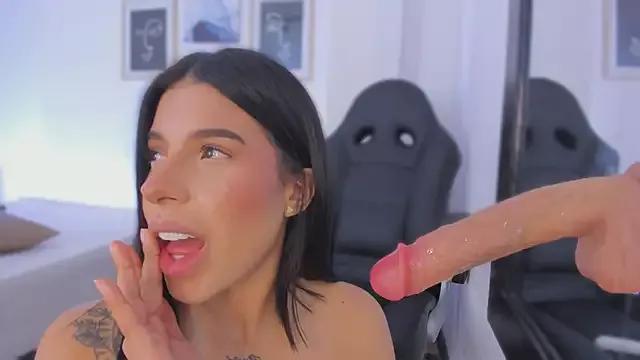 emelie_89 on StripChat 