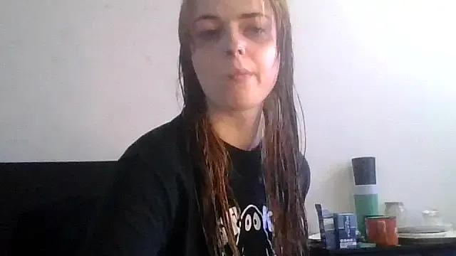 EmeraldVixxxen on StripChat 