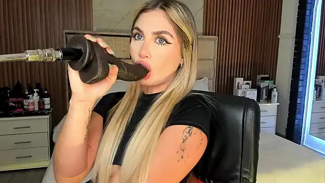 EmiilyHendriixx on StripChat