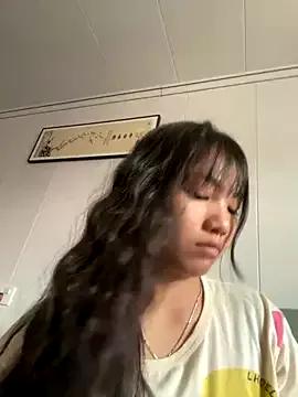 Emlyly_18 on StripChat