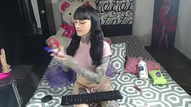 emma_onassis_17 on StripChat 
