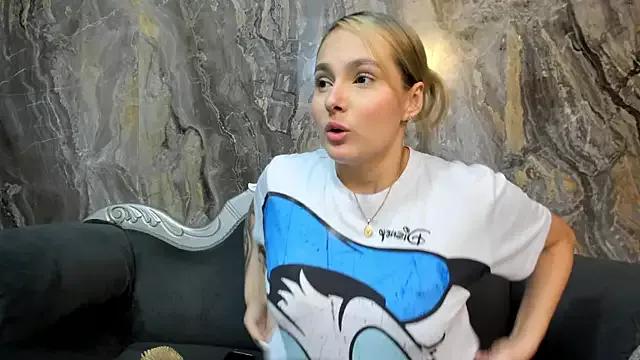 Emmaa_white_ on StripChat 