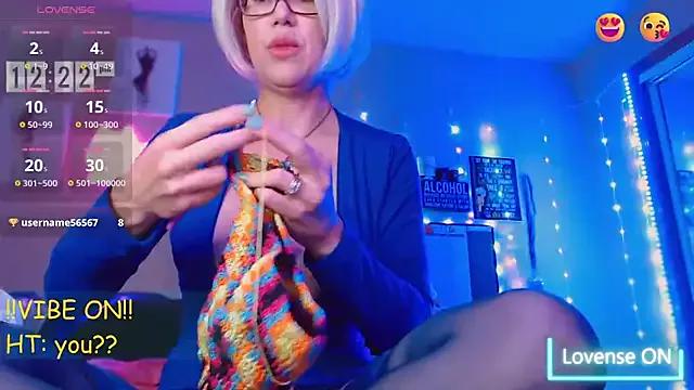 EmmaIsHere on StripChat 
