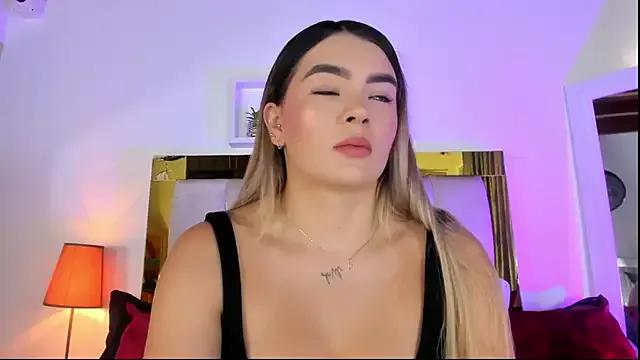 emmy_r on StripChat 