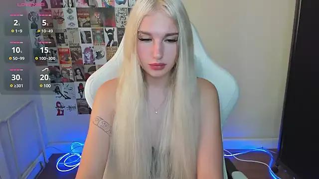 EvelinaLuu on StripChat 