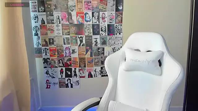 EvelinaLuu on StripChat 