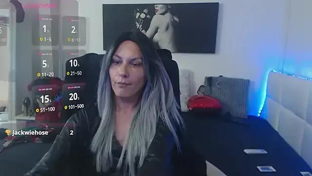 EvelynQueenn on StripChat 