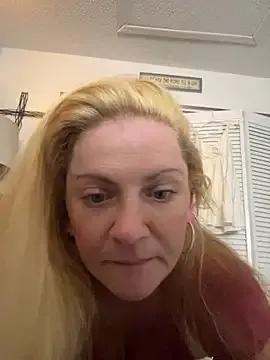 Goldenndoll on StripChat