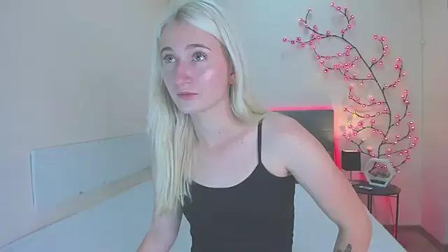HollyTailors on StripChat 