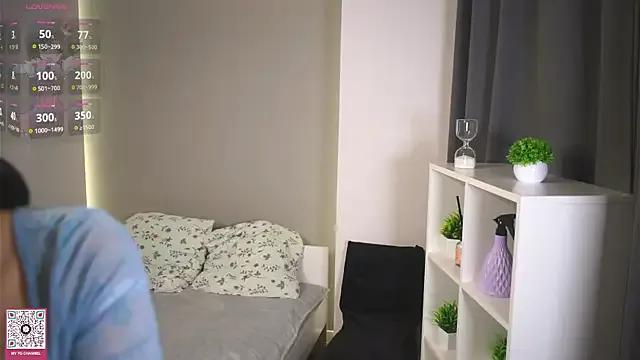 Honeey_Beee on StripChat