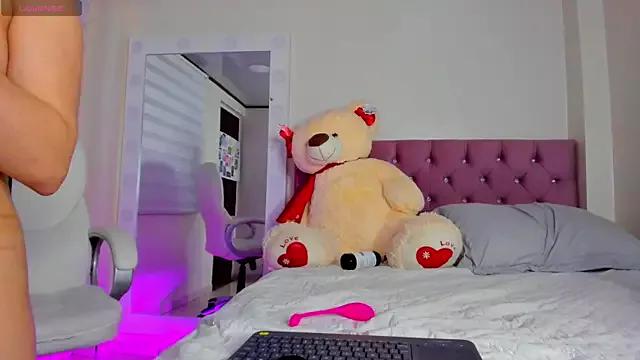 isaa_19 on StripChat 