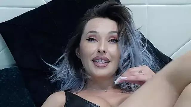 IssaSmith on StripChat 