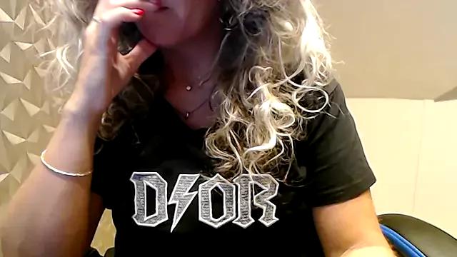 JenniLowen on StripChat 