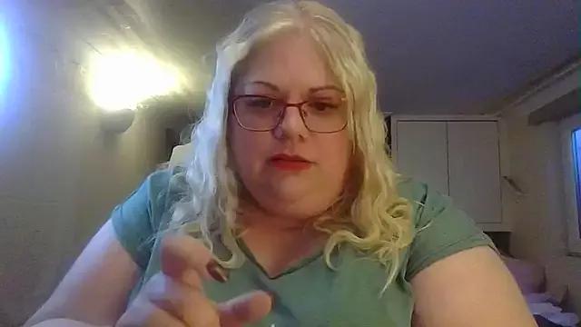 Kinkyhousewife83 on StripChat 