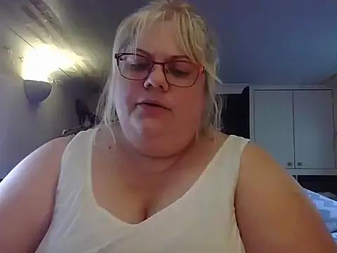 Kinkyhousewife83 on StripChat 
