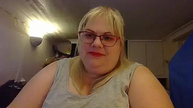 Kinkyhousewife83 on StripChat 