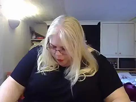 Kinkyhousewife83 on StripChat 