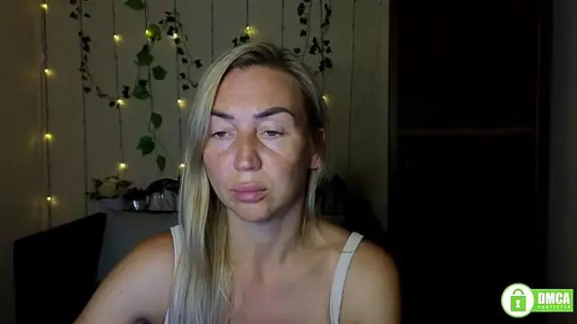 Kiss_julli88I on StripChat