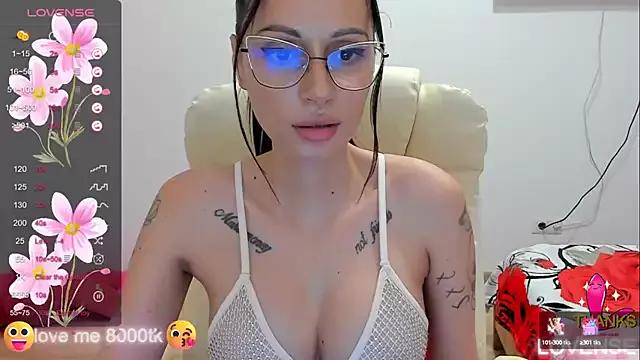 kissnicol32 on StripChat 