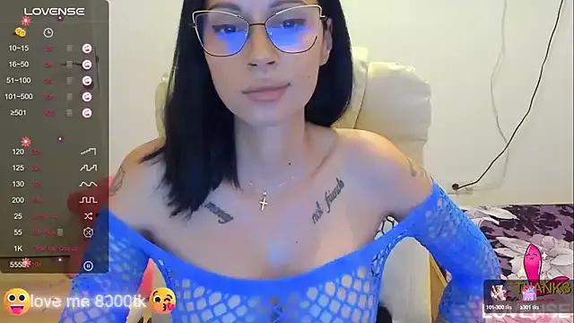 kissnicol32 on StripChat 