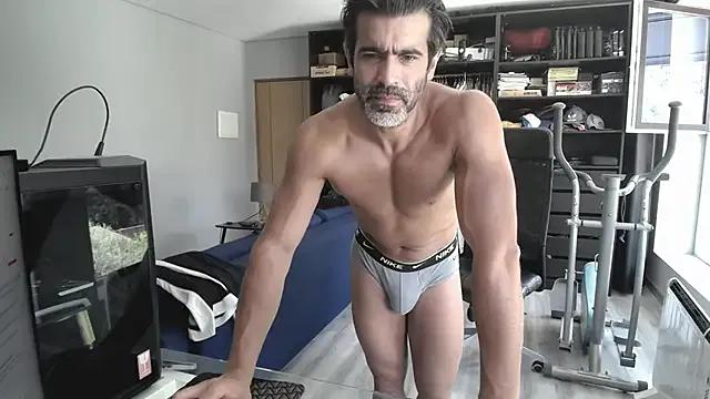 latinoo23bom on StripChat