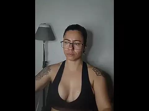 LauraBernardes on StripChat