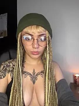 LessBoobs_gh on StripChat 