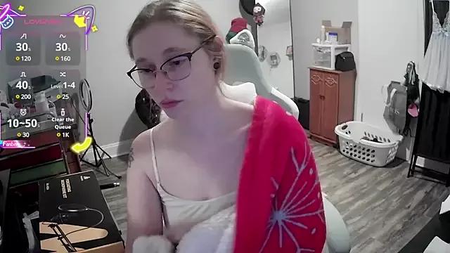 LilyFoxxx on StripChat 