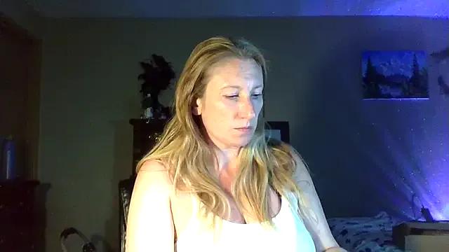 lilyhornyhousewife on StripChat