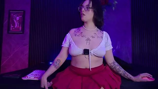 Little_maeve on StripChat 