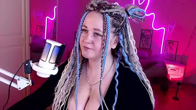 LizzyShine on StripChat 